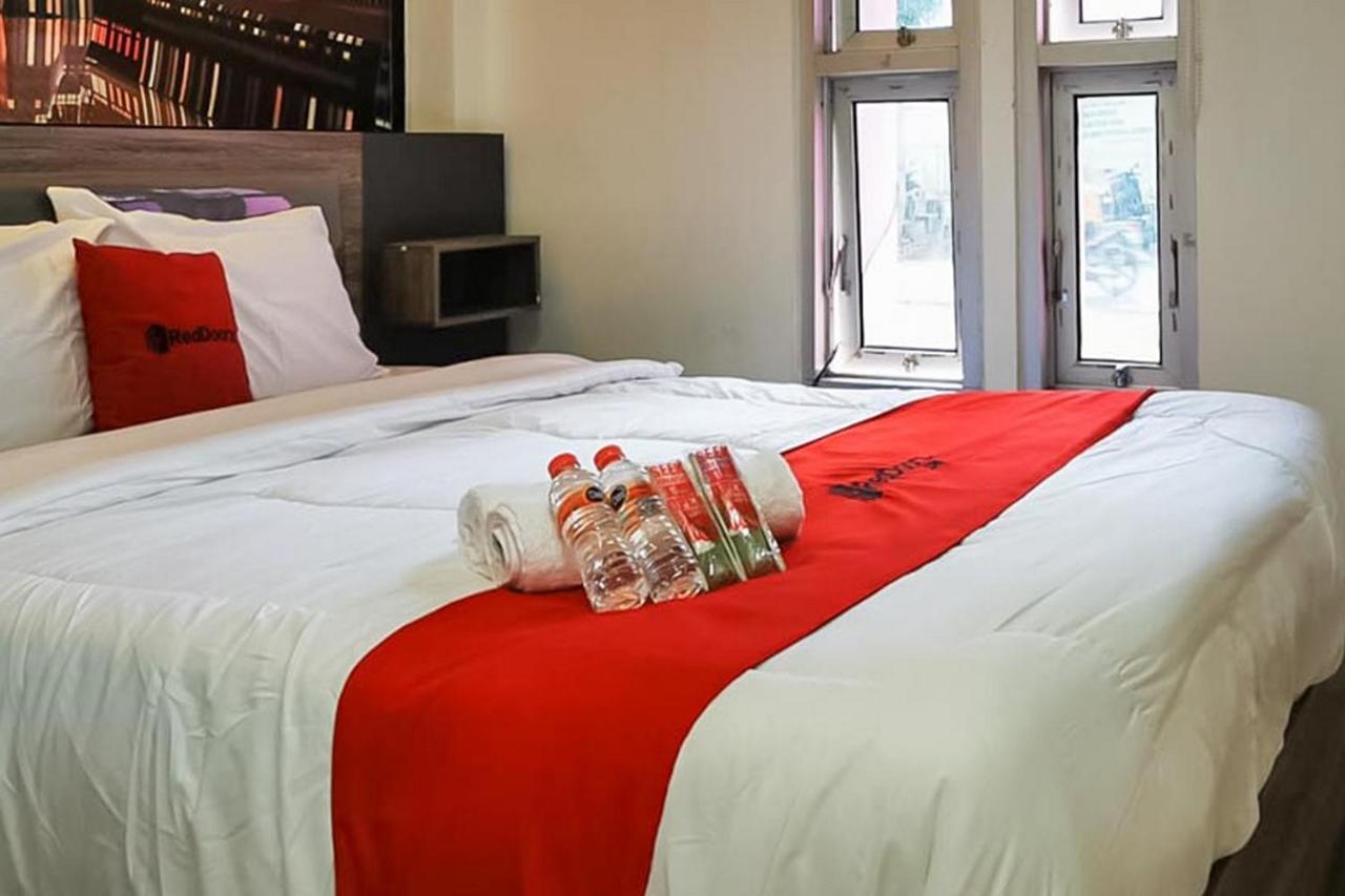 Reddoorz Plus @ Taman Madiun Exterior photo